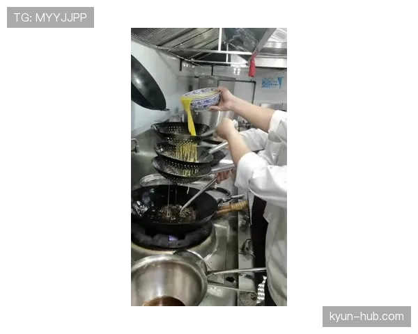 勒布朗在家就是大厨?豪宅厨房比五星餐厅还讲究,咱家锅碗瓢盆都得靠边站 勒布朗在家就是大厨?豪宅厨房比五星餐厅还讲究,咱家锅碗瓢盆都得靠边站